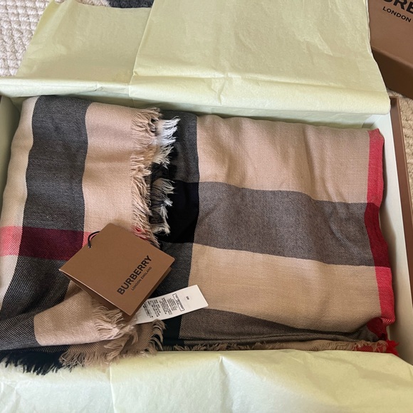 Burberry Cashmere Silk Scarf sand color New with tag - Picture 2 of 9